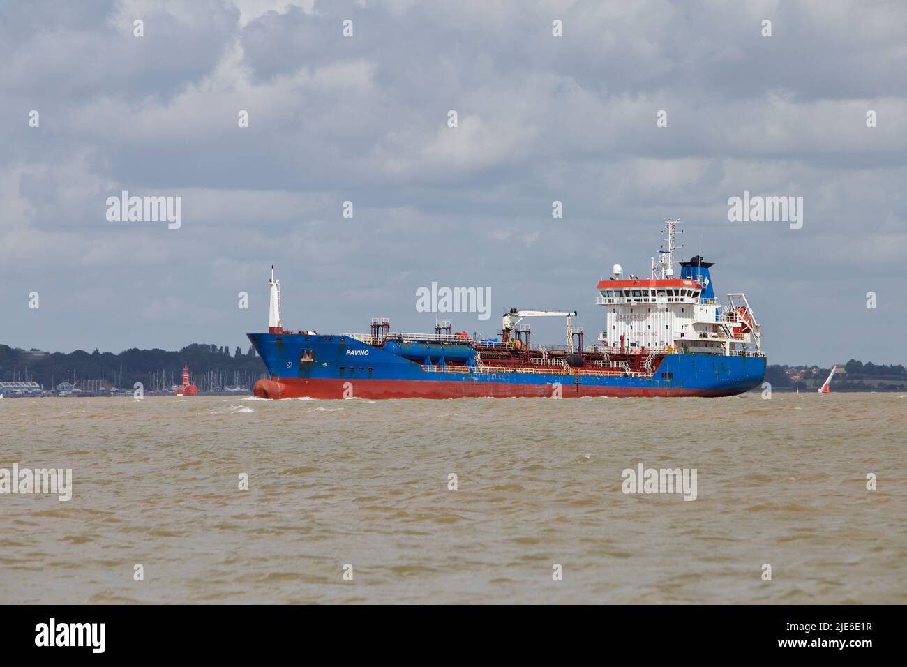 Der Tanker Pavino verlässt Harwich Haven auf dem Weg nach Rotterdam. Stockfoto
