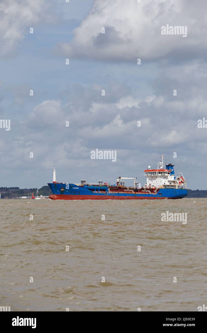 Der Tanker Pavino verlässt Harwich Haven auf dem Weg nach Rotterdam. Stockfoto