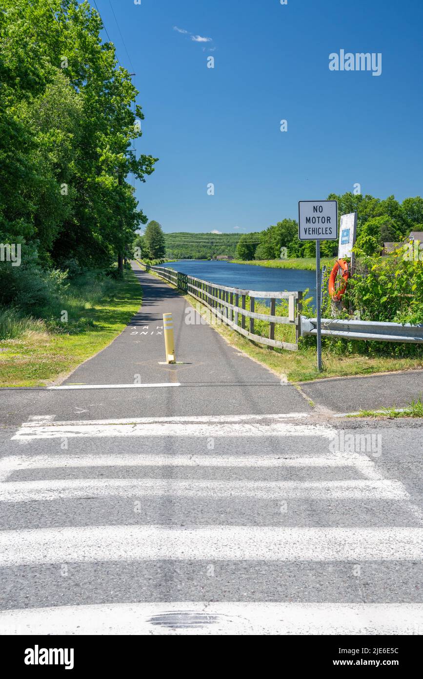 Radweg entlang eines Kanals Stockfoto