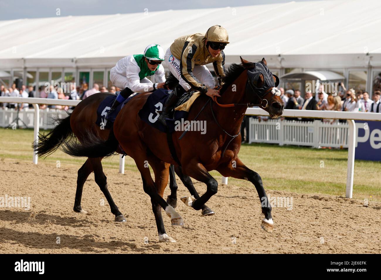 Rhythm Master von P.J McDonald gewinnt den JenningsBet Handicap am dritten Tag des Northumberland Plate Festivals auf der Rennbahn von Newcastle. Bilddatum: Samstag, 25. Juni 2022. Stockfoto