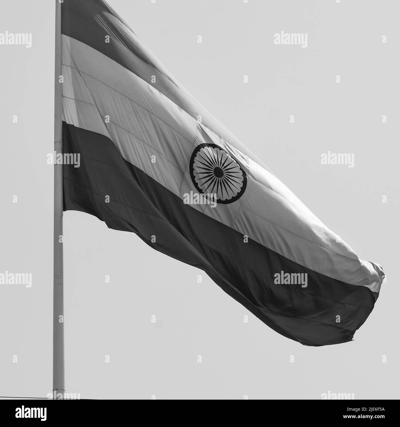 Die indische Flagge fliegt am Connaught Place mit Stolz am blauen Himmel, die indische Flagge flattert, die indische Flagge am Unabhängigkeitstag und der Tag der Republik Indien winkt Stockfoto