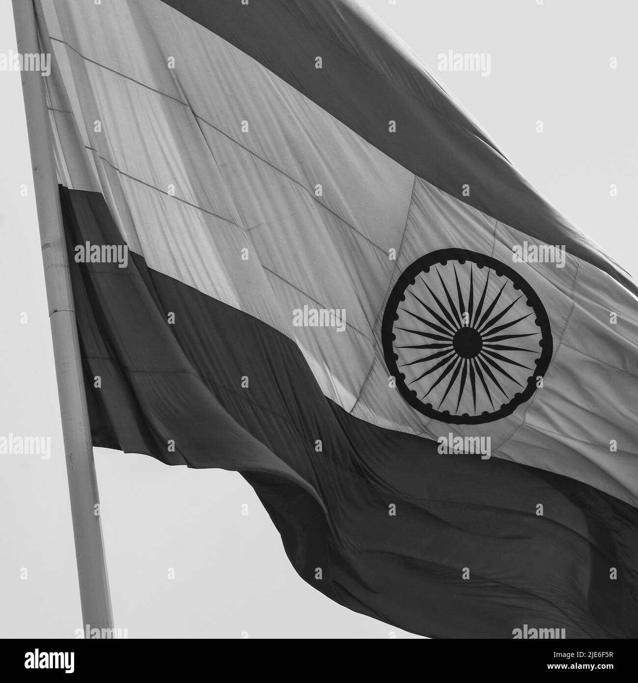 Die indische Flagge fliegt am Connaught Place mit Stolz am blauen Himmel, die indische Flagge flattert, die indische Flagge am Unabhängigkeitstag und der Tag der Republik Indien winkt Stockfoto