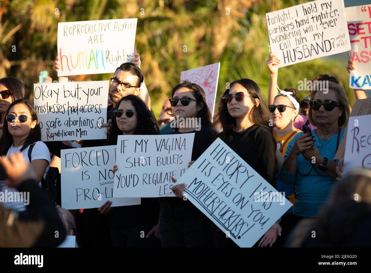 San Diego, USA. 24.. Juni 2022. Abtreibungsrechtler halten während einer Kundgebung vor dem San Diego County Administration Building Zeichen hoch, nachdem der Oberste Gerichtshof der Vereinigten Staaten Roe v. Wade am 24. Juni 2022 in San Diego, CA, gestolzen hatte (Foto von Kristian Carreon/Sipa USA) Quelle: SIPA USA/Alamy Live News Stockfoto