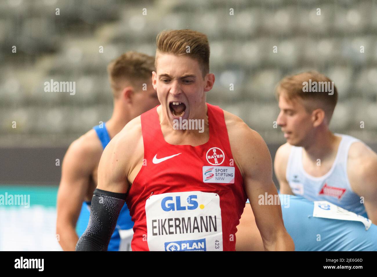 Tim Eikermann (TSV Bayer 04 Leverkusen) nach dem 110-Meter-Hürdenlauf im Halbfinale der Deutschen Meisterschaft 2022 im Olympiastadion, Berlin. Sven Beyrich/SPP Stockfoto