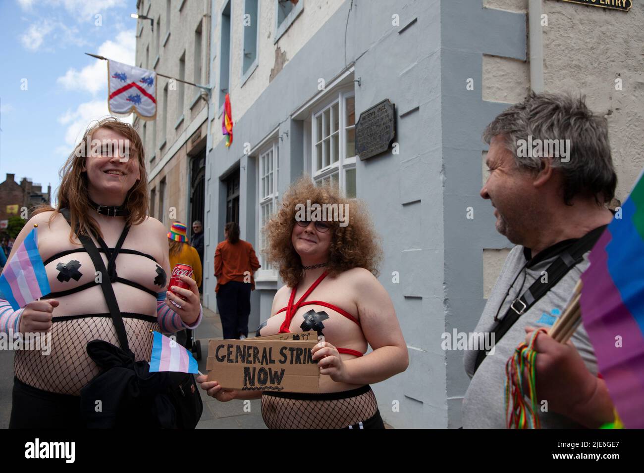 Edinburgh, Schottland, Großbritannien. 25.06.2022. Tausende aller Altersgruppen besuchen den Pride Edinburgh Marsch vom schottischen Parlament durch Canongate, Schottland. Quelle: Arch White/alamy Live News. Stockfoto