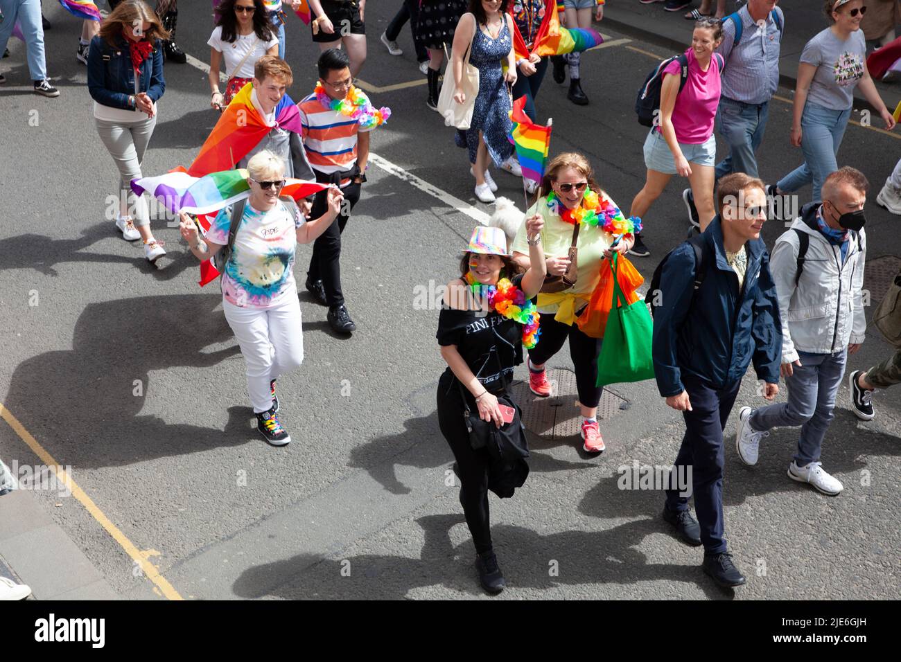 Edinburgh, Schottland, Großbritannien. 25.06.2022. Tausende aller Altersgruppen besuchen den Pride Edinburgh Marsch vom schottischen Parlament durch Canongate, Schottland. Quelle: Arch White/alamy Live News. Stockfoto