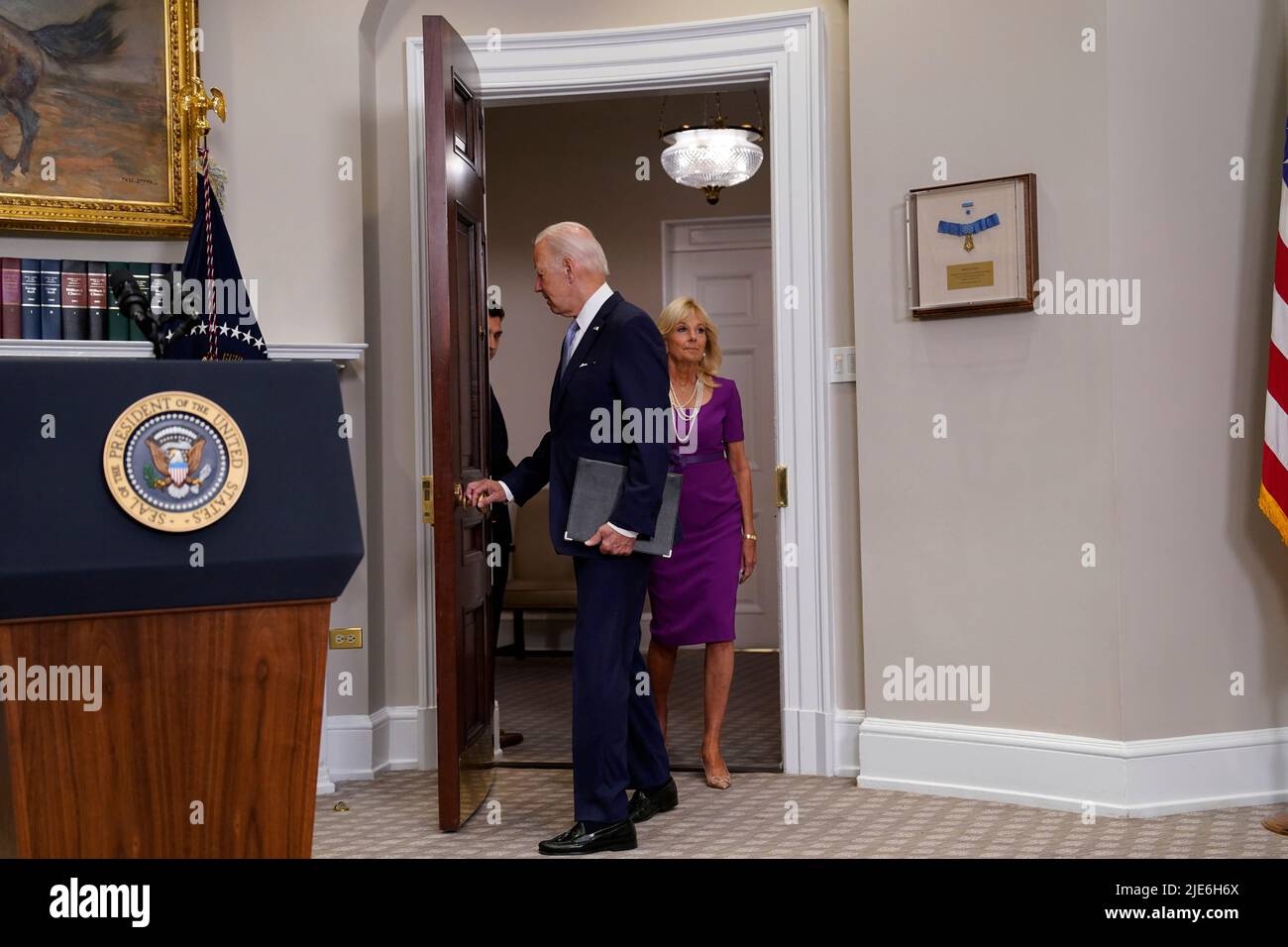 Der US-Präsident Joe Biden trifft mit der First Lady Dr. Jill Biden ein, um eine Stellungnahme abzuhalten und das Gesetz zu unterzeichnen S. 2938, der überparteiliche Safer Communities Act, der am 25. Juni 2022 im Roosevelt Room im Weißen Haus in Washington auch als ‘Bipartan Gun Bill bekannt ist. Kredit: Yuri Gripas/Pool über CNP Stockfoto