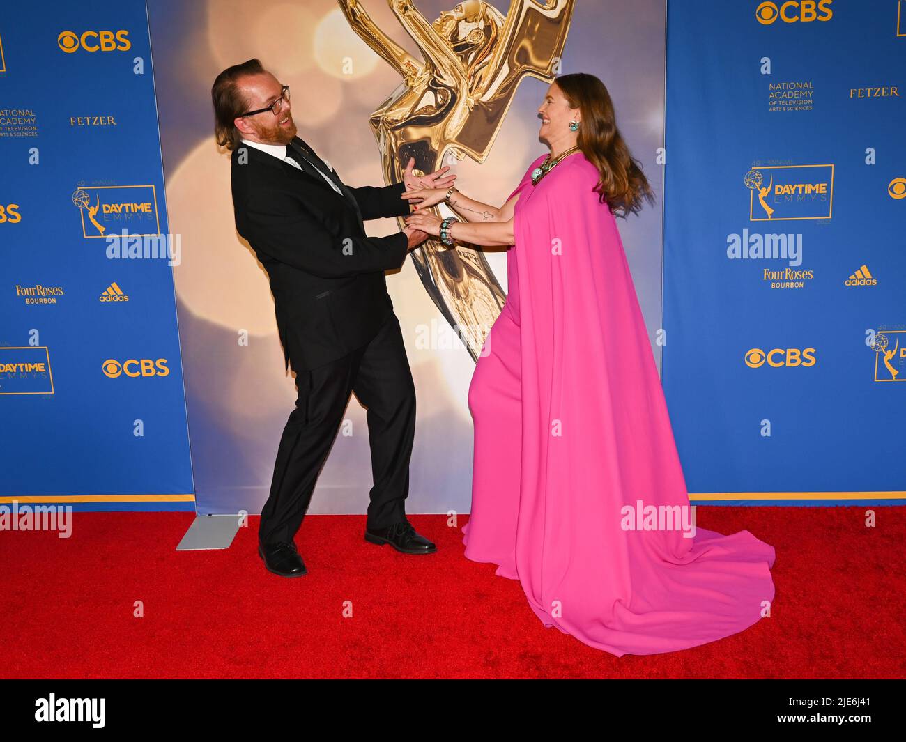 24. Juni 2022 - Los Angeles, Kalifornien - (L-R) Adam Sharp, Präsident und CEO der National Academy of Television Arts & Sciences, und Drew Barrymore. 49. Annual Daytime Emmy Awards – Gewinner-Walk. (Bild: © Billy Bennight/AdMedia über ZUMA Press Wire) Stockfoto