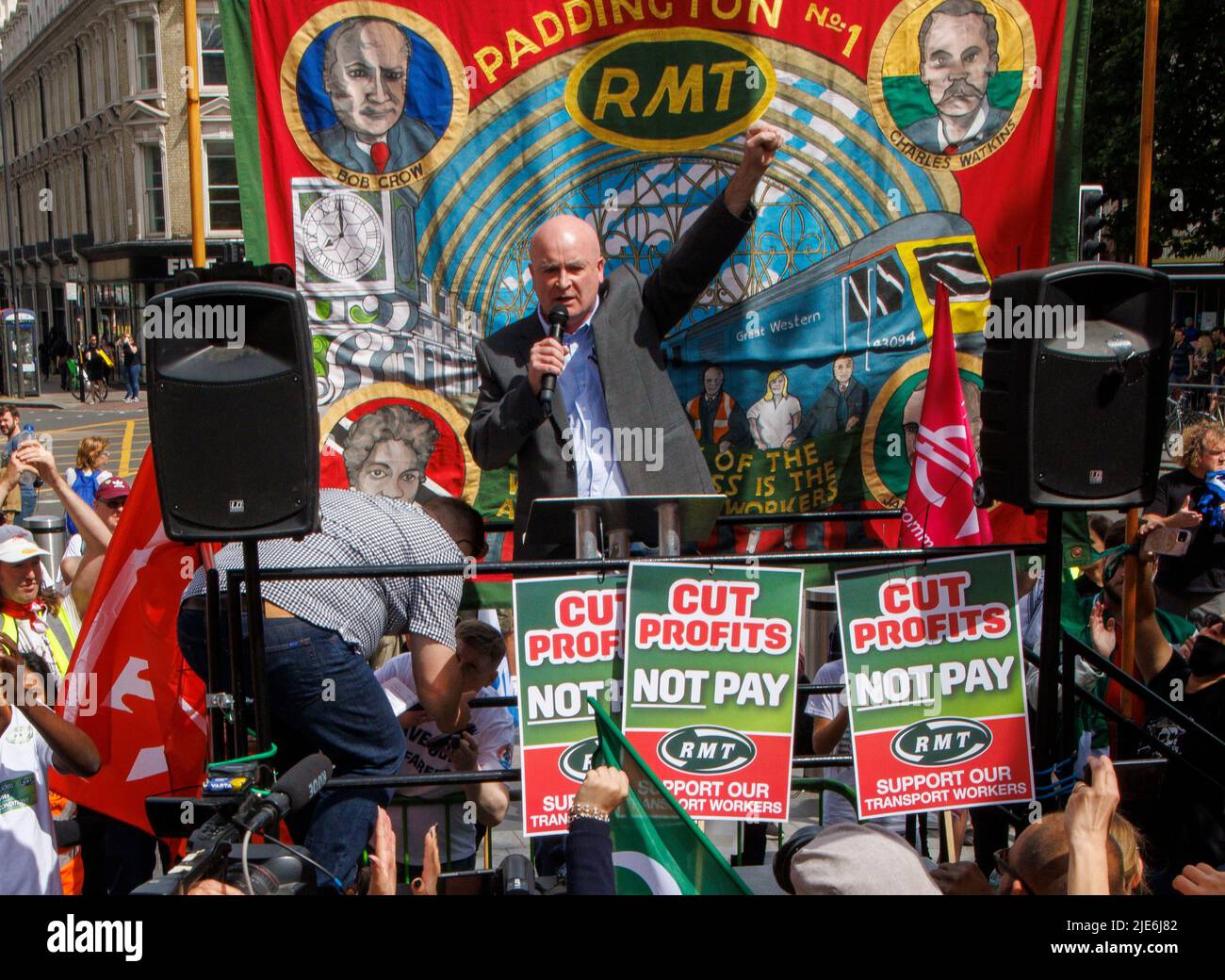 London, Großbritannien. 25.. Juni 2022. Mick Lynch, Generalsekretär des GMT, bei der Demonstration. Mitglieder des GMT, andere Gewerkschaften und öffentliche Unterstützer halten eine Kundgebung vor der Kings Cross Station ab. Es ist der dritte Tag des Streiks gegen Network Rail. Kredit: Karl Black/Alamy Live Nachrichten Stockfoto