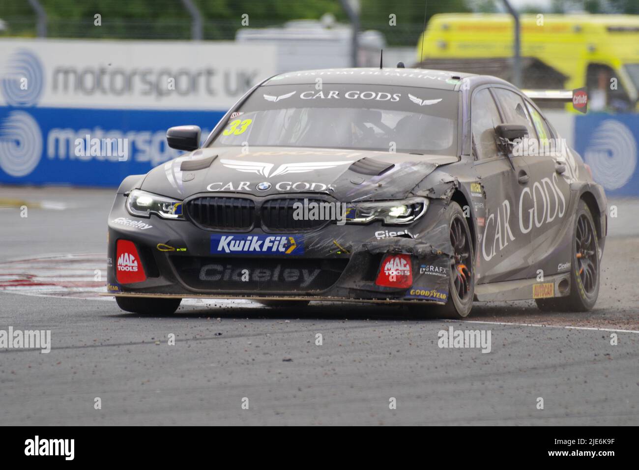 Croft, England, 25. Juni 2022. Adam Morgan fährt mit Ciceley Motorsport einen BMW 330e M Sport für Car Gods mit Schäden, nachdem er während der Qualifikation zur Kwik Fit British Touring Car Championship in der Kiesfalle war. Quelle: Colin Edwards/Alamy Live News Stockfoto