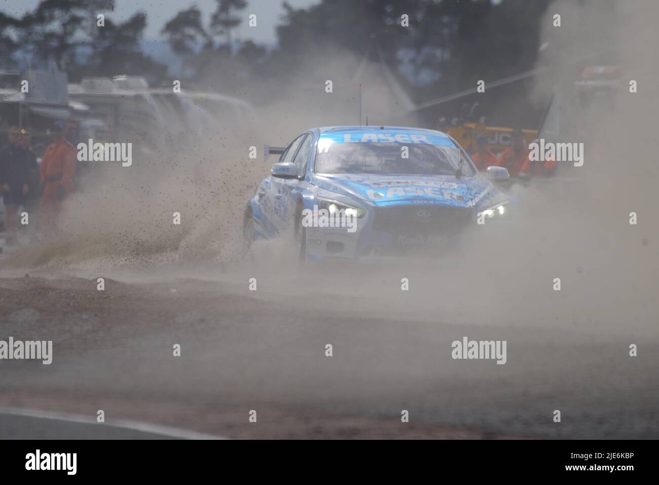 Croft, England, 25. Juni 2022. Dexter Patterson fährt einen Infiniti für Q50 Laser Tools Racing beim Qualifying in der Kwik Fit British Touring Car Championship durch die Kiesfalle. Quelle: Colin Edwards/Alamy Live News. Stockfoto