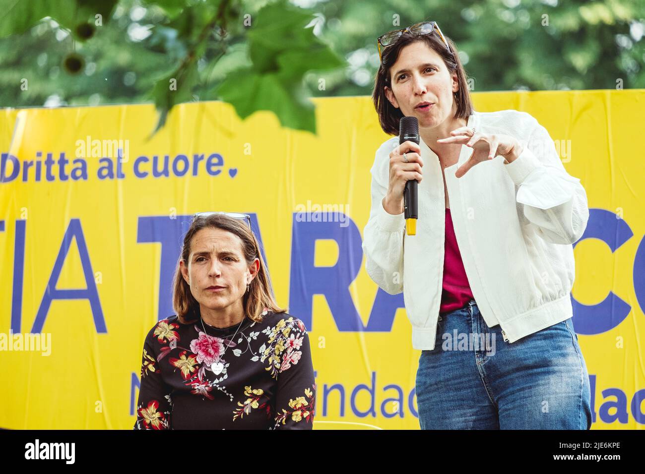 Piacenza, Italia, 31. Mai 2022. Katia Tarasconi (neuer Major, links) und Elly Schlein (rechts) während einer Veranstaltung zur Bürgermeisterwahl. Stockfoto