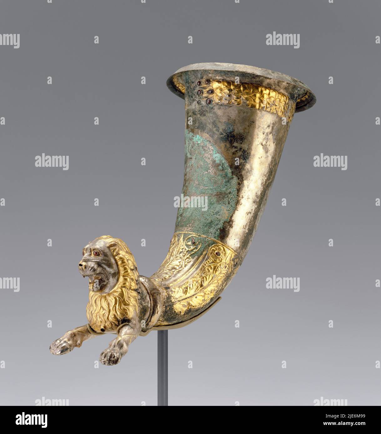 Kunstvoll verzierter Löwenrhyton aus Silber, vergoldet und mit Carnets intariert, um 100BC. Der Wein, der oben in den Auslauf gegossen wurde, ging durch das Gefäß und aus dem Ganzen zwischen den Beinen des Löwen. Stockfoto