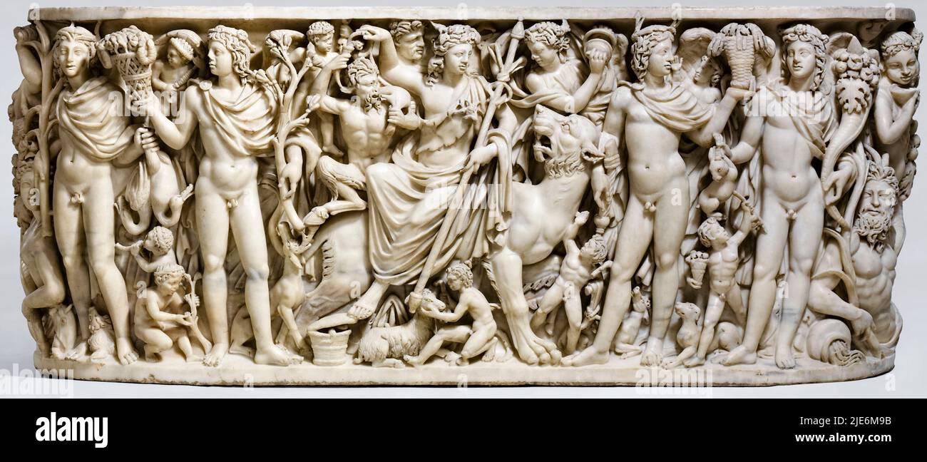 Triumph des Dionysos (Bacchus) und der vier Jahreszeiten Marmorschnitzerei auf römischem Sarkophag um 260-270AD. Die Schnitzerei zeigt Dionysos auf einem Panther, der von 4 größeren Figuren umgeben ist, die die vier Jahreszeiten und Symbole des Bacchus-Kults bezeichnen. Stockfoto