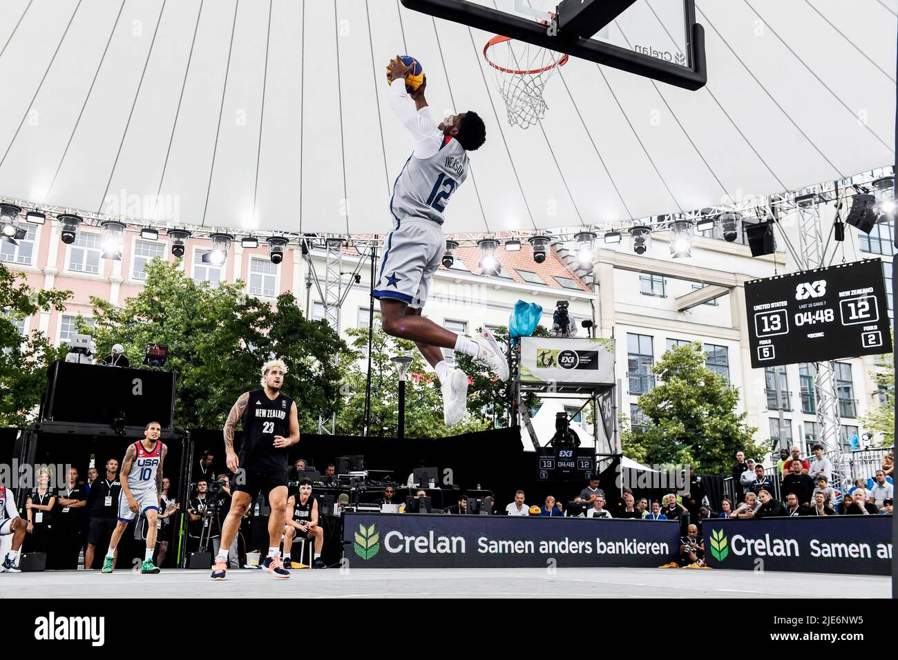 US Khalil Iverson punktet bei einem 3x3-Basketballspiel zwischen den Vereinigten Staaten von Amerika und Neuseeland im achten Finale der Männer bei der FIBA 2022-Weltmeisterschaft am Samstag, den 25. Juni 2022 in Antwerpen. Die FIBA 3x3 Basket World Cup 2022 findet vom 21. Bis 26. Juni in Antwerpen statt. BELGA FOTO TOM GOYVAERTS Stockfoto