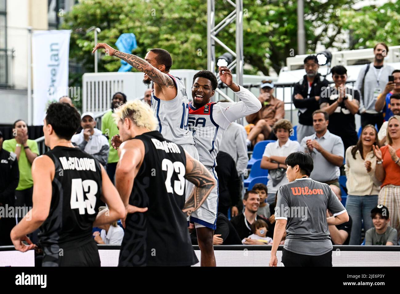 US James Parrott und US Khalil Iverson feiern im achten Finale der Männer beim FIBA 2022 World Cup am Samstag, 25. Juni 2022, in Antwerpen, nach dem Gewinn eines 3x3-Basketballspiels zwischen den Vereinigten Staaten von Amerika und Neuseeland. Die FIBA 3x3 Basket World Cup 2022 findet vom 21. Bis 26. Juni in Antwerpen statt. BELGA FOTO TOM GOYVAERTS Stockfoto