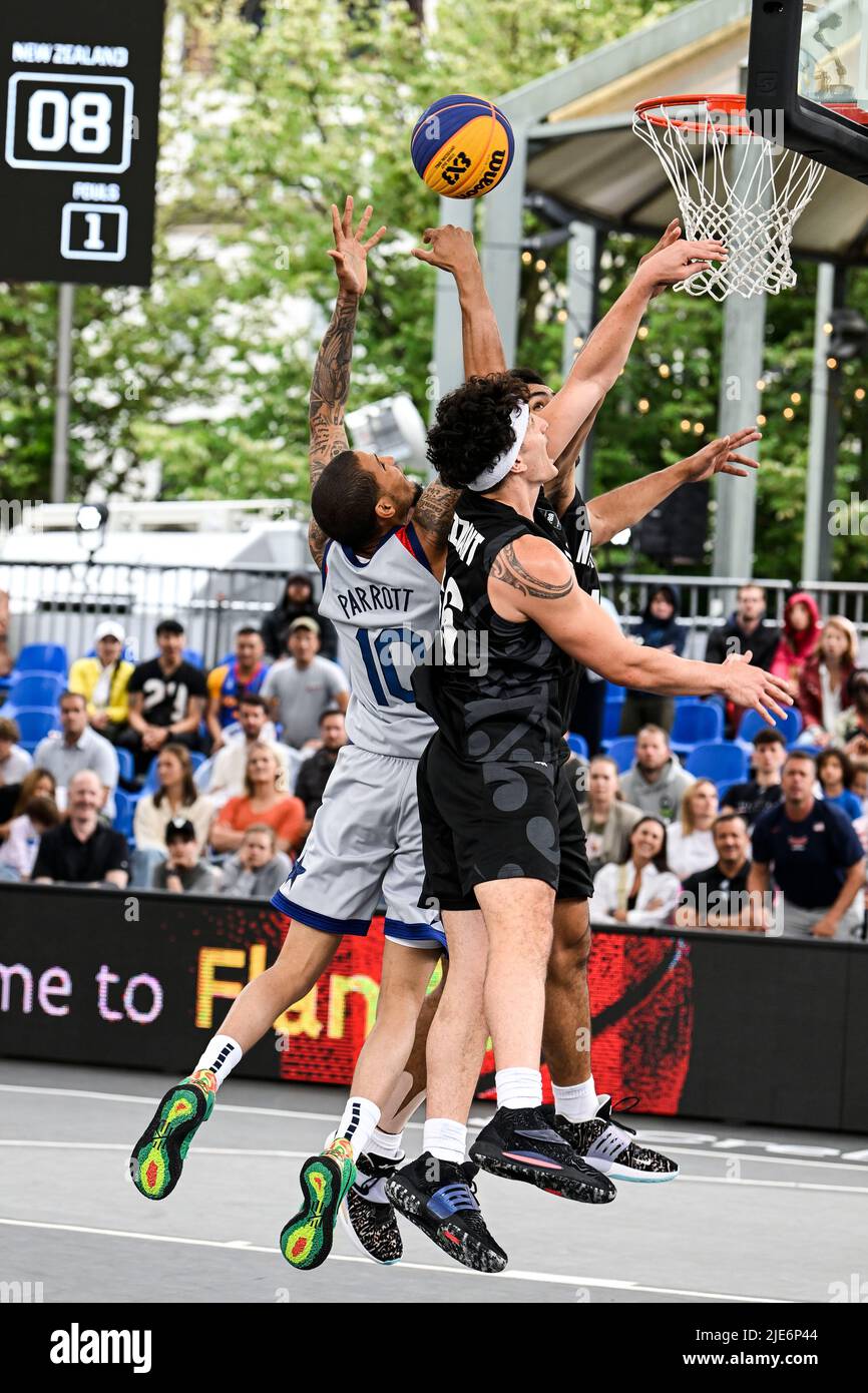 US James Parrott und der neuseeländische Jayden Bezzant wurden während eines 3x3-Basketballspiels zwischen den Vereinigten Staaten von Amerika und Neuseeland im achten Finale der Männer beim FIBA 2022-Weltcup am Samstag, den 25. Juni 2022 in Antwerpen in Aktion gezeigt. Die FIBA 3x3 Basket World Cup 2022 findet vom 21. Bis 26. Juni in Antwerpen statt. BELGA FOTO TOM GOYVAERTS Stockfoto