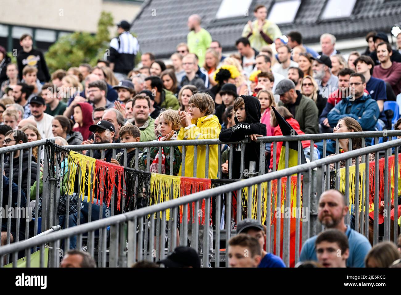 Belgische Fans und Unterstützer, die während eines 3x3-Basketballspiels zwischen Kanada und den Vereinigten Staaten von Amerika im Finale des Frauenquartals bei der Weltmeisterschaft der FIBA 2022 am Samstag, den 25. Juni 2022 in Antwerpen abgebildet wurden. Die FIBA 3x3 Basket World Cup 2022 findet vom 21. Bis 26. Juni in Antwerpen statt. BELGA FOTO TOM GOYVAERTS Stockfoto