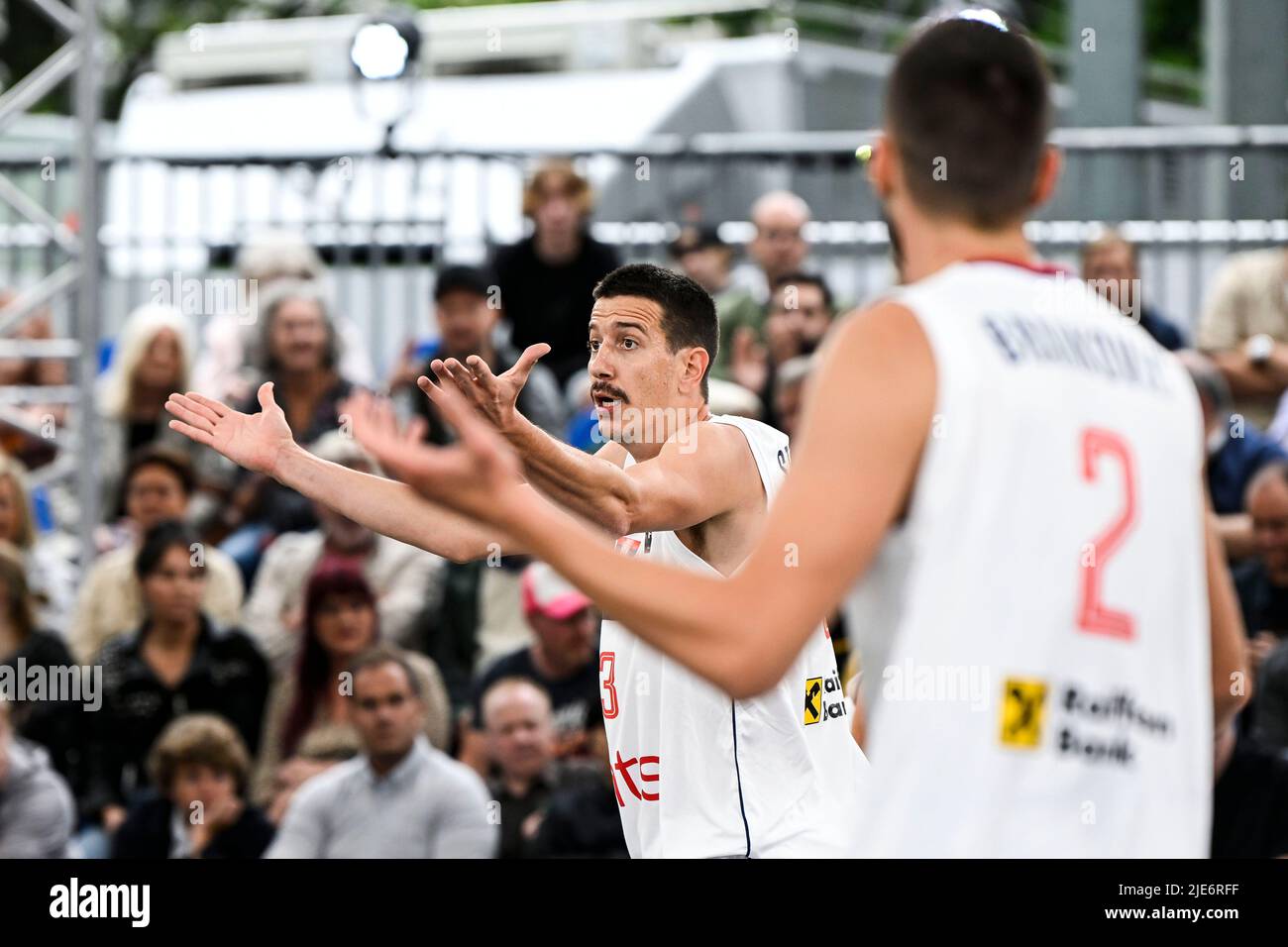 Der serbische Strahinja Stojacic wurde während eines 3x3-Basketballspiels zwischen Serbien und Lettland im Viertelfinale der Männer bei der Weltmeisterschaft FIBA 2022 am Samstag, den 25. Juni 2022 in Antwerpen, abgebildet. Die FIBA 3x3 Basket World Cup 2022 findet vom 21. Bis 26. Juni in Antwerpen statt. BELGA FOTO TOM GOYVAERTS Stockfoto