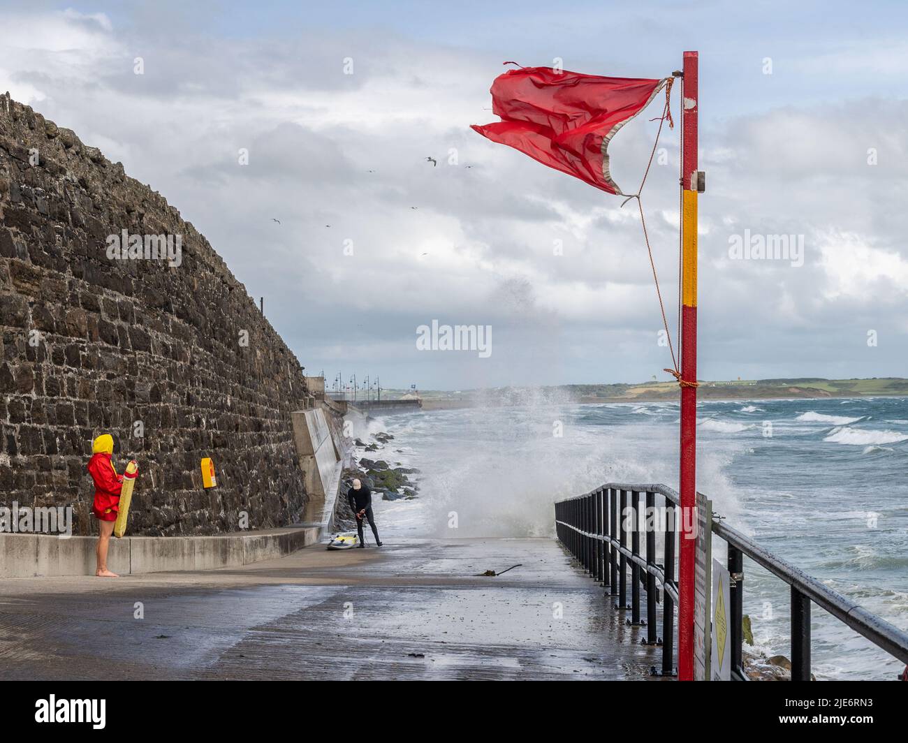 Tramore, Co. Waterford, Irland. 25.. Juni 2022. Starke Wiinden treffen Tramore heute mit Windgeschwindigkeiten von bis ZU 40kmh. Die roten Fahnen flogen über die lokalen Strände. Foto: Andy Gibson. Quelle: AG News/Alamy Live News Stockfoto