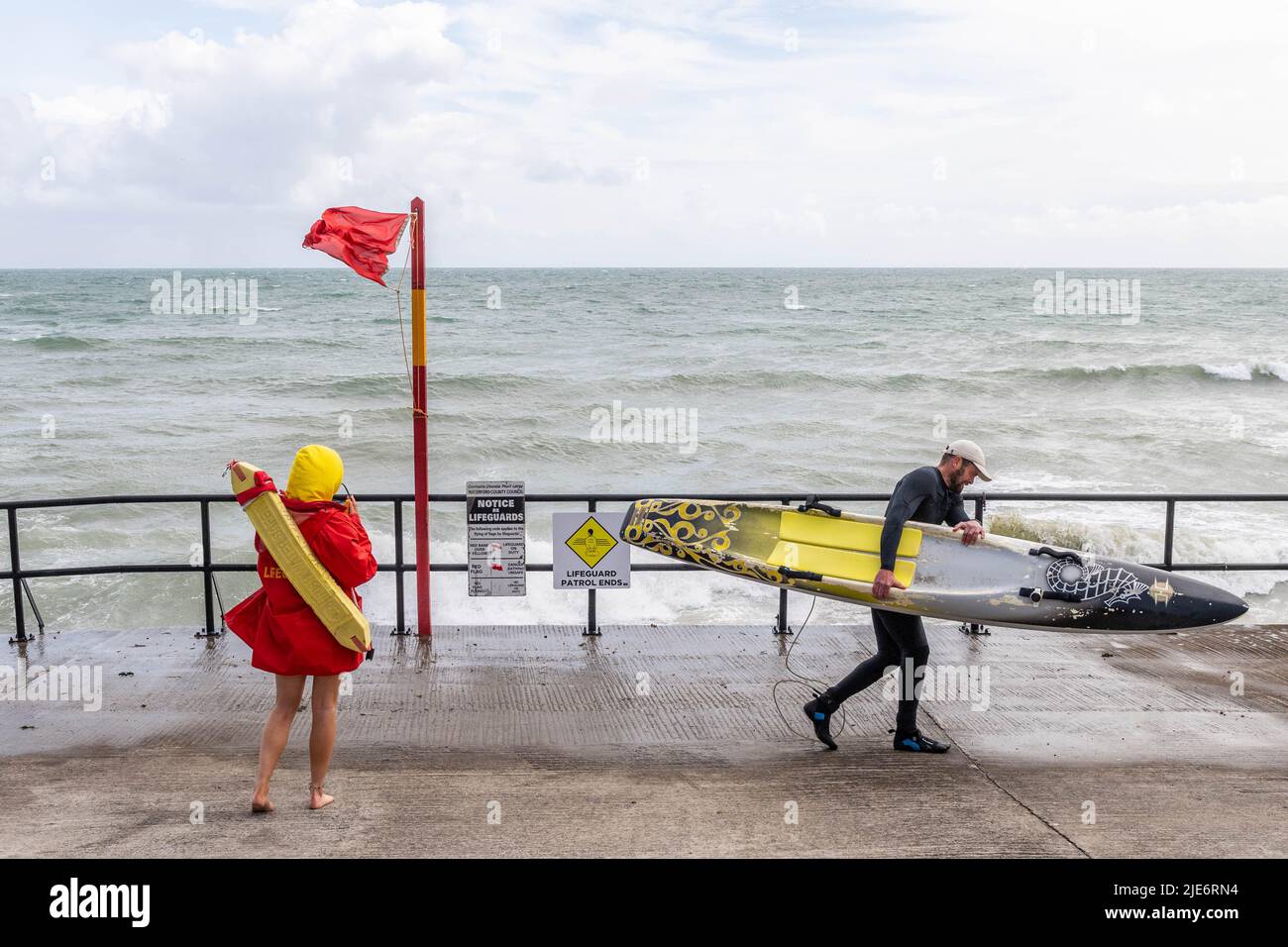 Tramore, Co. Waterford, Irland. 25.. Juni 2022. Starke Wiinden treffen Tramore heute mit Windgeschwindigkeiten von bis ZU 40kmh. Die roten Fahnen flogen über die lokalen Strände. Foto: Andy Gibson. Quelle: AG News/Alamy Live News Stockfoto