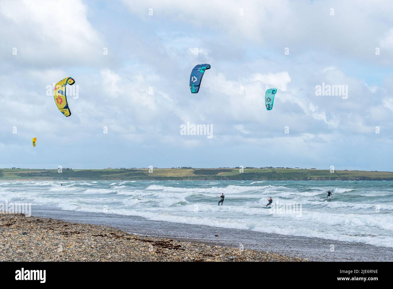 Tramore, Co. Waterford, Irland. Juni 2022. Starke Winde treffen Tramore heute mit Windgeschwindigkeiten von bis zu 40 km/h. Kitesurfer machten das Beste aus dem windigen Wetter. Quelle: AG News/Alamy Live News Stockfoto