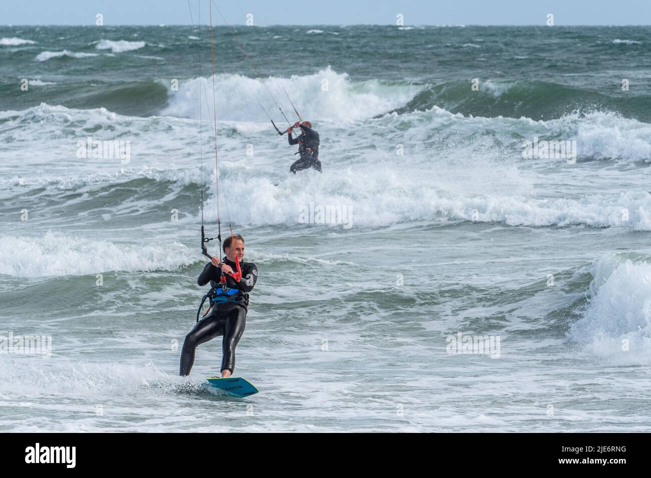 Tramore, Co. Waterford, Irland. 25.. Juni 2022. Starke Wiinden treffen Tramore heute mit Windgeschwindigkeiten von bis ZU 40kmh. Kitesurfer machten das Beste aus den starken Winden. Foto: Andy Gibson. Quelle: AG News/Alamy Live News Stockfoto