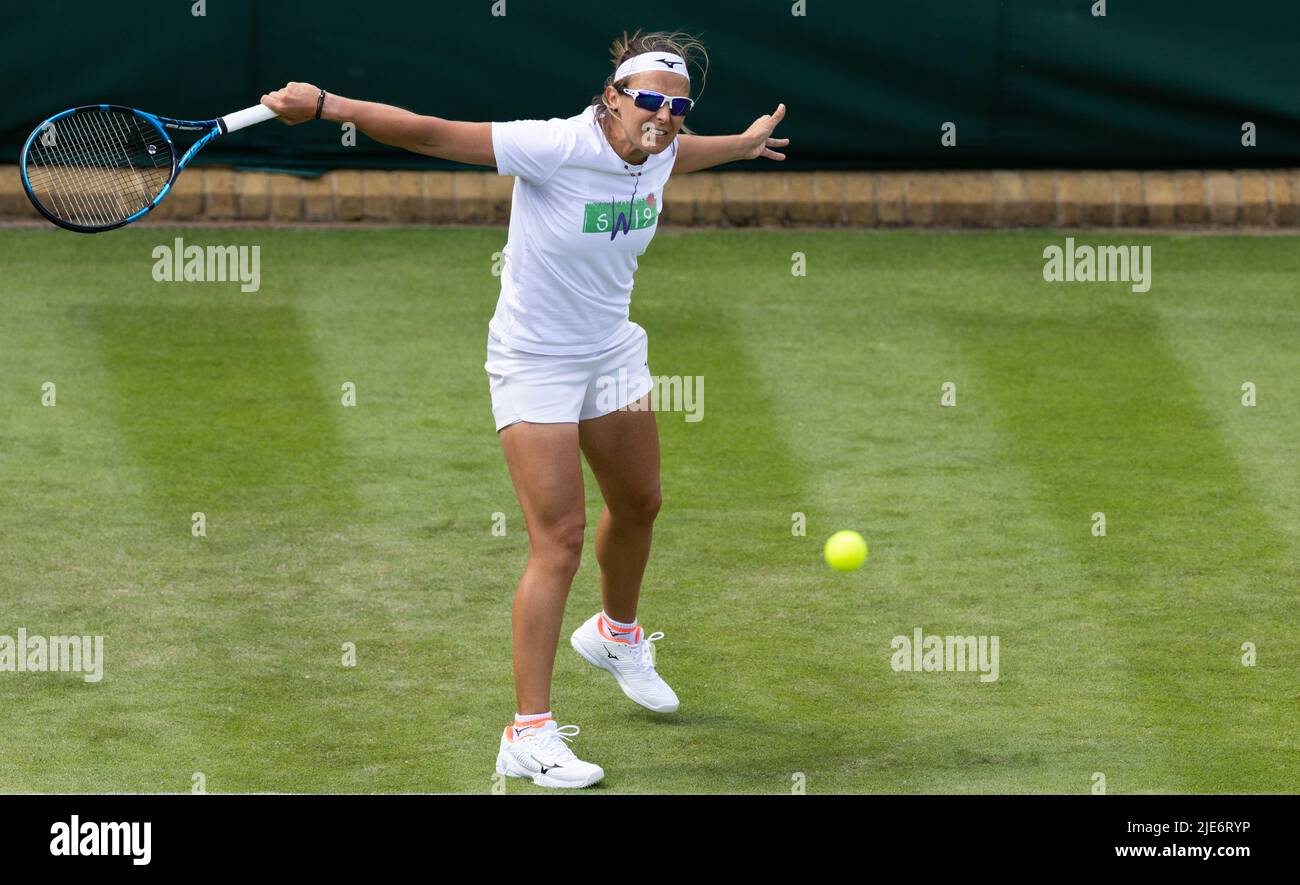 Die Belgierin Kirsten Flipkens, aufgenommen während einer Trainingseinheit vor dem Wimbledon Grand Slam Tennisturnier 2022 im All England Tennis Club, im Südwesten Londons, Großbritannien, Samstag, 25. Juni 2022. BELGA FOTO BENOIT DOPPAGNE Stockfoto