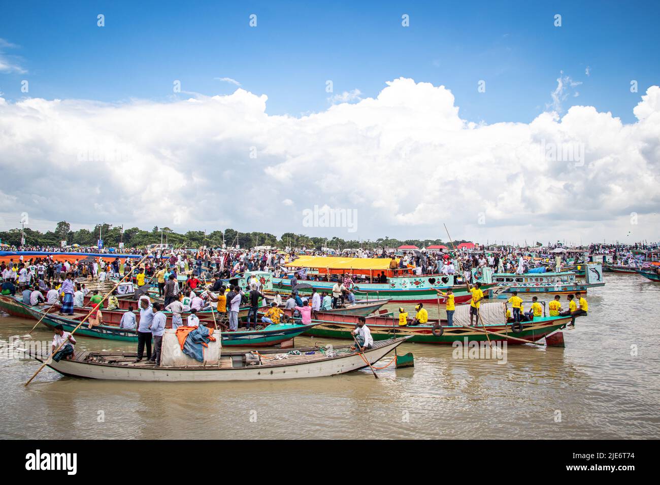 1 Millionen Padma Bridge-Liebhaber nahmen an der Einweihung der Padma Bridge für diejenigen Teil, die aus verschiedenen Bezirken von Bangladesch kamen. Stockfoto