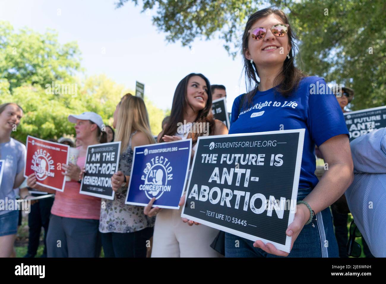 Austin Texas USA, Juni 25 2022: Chelsey Youman, c, von Human Coalition Action, und Samantha Farnsworth, r, aus Texas Right to Life, treffen sich im Capitol, während ein Dutzend Mitglieder von Pro-Life-Gruppen sich im Kapitol von Texas versammeln, um die Entscheidung des Obersten Gerichtshofs der USA über die Aufhebung von Roe v. Wade und den Bundesschutz für Abtreibungen zu feiern. Kredit: Bob Daemmrich/Alamy Live Nachrichten Stockfoto