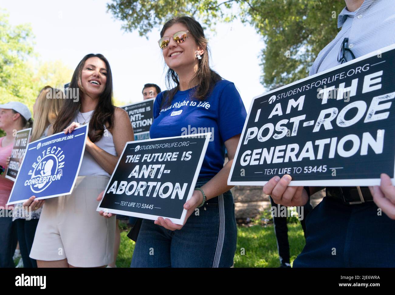 Austin Texas USA, Juni 25 2022: Chelsey Youman, l, von Human Coalition Action, spricht mit Samantha Farnsworth, r, aus Texas Right to Life, als ein Dutzend Mitglieder von Pro-Life-Gruppen im Texas Capitol zusammentragen, um die Entscheidung des Obersten Gerichtshofs der Vereinigten Staaten, Roe gegen Wade zu stürzen, und den Bundesschutz für Abtreibungen zu feiern. Rechts ist Dr. John Seago aus Texas Right to Life. Kredit: Bob Daemmrich/Alamy Live Nachrichten Stockfoto