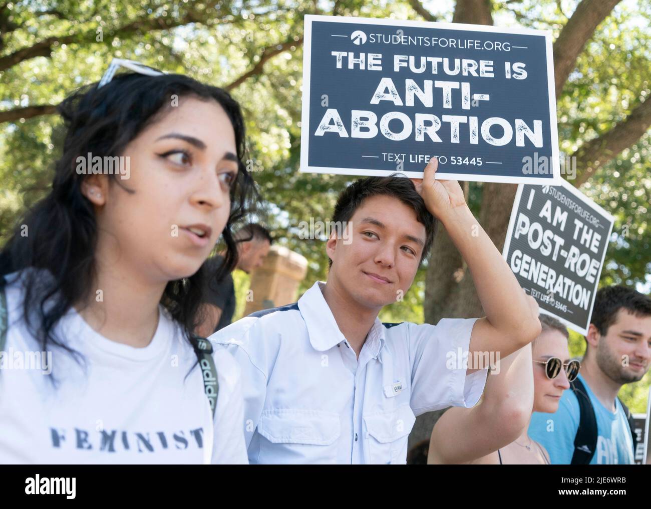 Austin Texas USA, 25 2022. Juni: Jerry Sharp III. Von Austin hält ein Zeichen, als ein Dutzend Mitglieder von Pro-Life-Gruppen sich im Texas Capitol versammeln, um die Entscheidung des Obersten Gerichtshofs der USA über die Aufhebung von Roe gegen Wade und den Schutz des Bundes für Abtreibungen zu feiern. Kredit: Bob Daemmrich/Alamy Live Nachrichten Stockfoto
