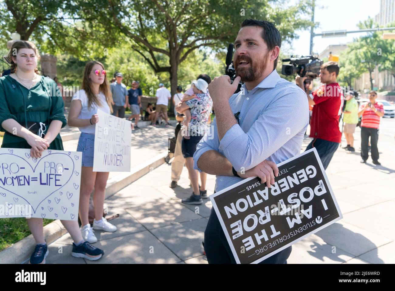 Austin Texas USA, 25 2022. Juni: Dr. John Seago, neuer Präsident von Texas Right to Life, spricht über ein Dutzend Mitglieder von Pro-Life-Gruppen, die sich im Texas Capitol versammeln, um die Entscheidung des Obersten Gerichtshofs der USA über die Aufhebung von Roe gegen Wade und den Schutz des Bundes für Abtreibungen zu feiern. Kredit: Bob Daemmrich/Alamy Live Nachrichten Stockfoto