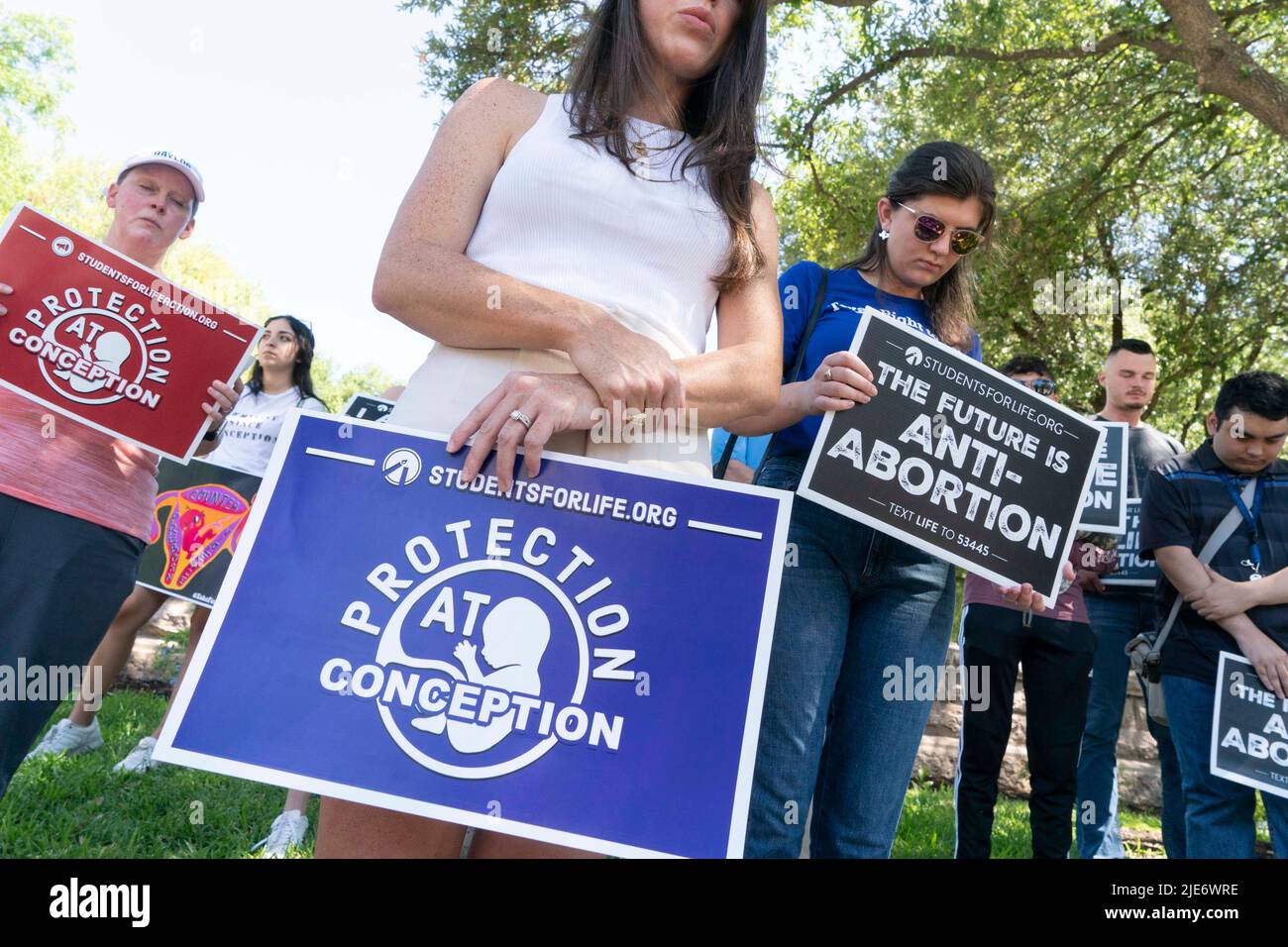 Austin Texas USA, Juni 25 2022: Chelsey Youman, c, von Human Coalition Action und Samantha Farnsworth, r, aus Texas Right to Life Beten Sie, während ein Dutzend Mitglieder von Pro-Life-Gruppen im Texas Capitol zusammenkommen, um die Entscheidung des Obersten Gerichtshofs der USA über die Aufhebung von Roe gegen Wade und den Bundesschutz für Abtreibungen zu feiern. Kredit: Bob Daemmrich/Alamy Live Nachrichten Stockfoto