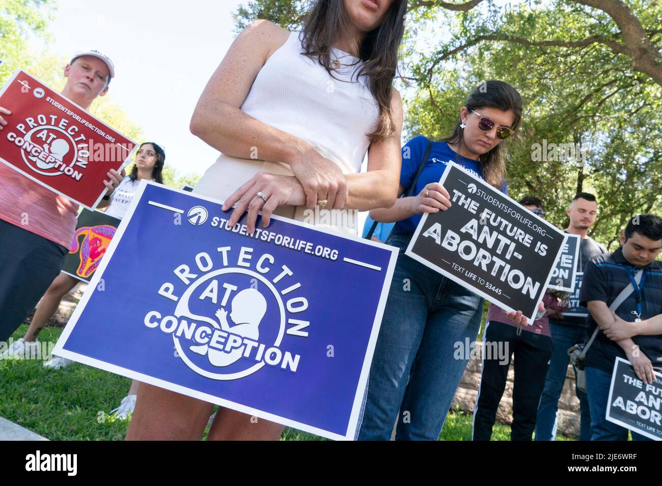 Austin Texas USA, Juni 25 2022: Chelsey Youman, c, von Human Coalition Action und Samantha Farnsworth, r, aus Texas Right to Life Beten Sie, während ein Dutzend Mitglieder von Pro-Life-Gruppen im Texas Capitol zusammenkommen, um die Entscheidung des Obersten Gerichtshofs der USA über die Aufhebung von Roe gegen Wade und den Bundesschutz für Abtreibungen zu feiern. Kredit: Bob Daemmrich/Alamy Live Nachrichten Stockfoto