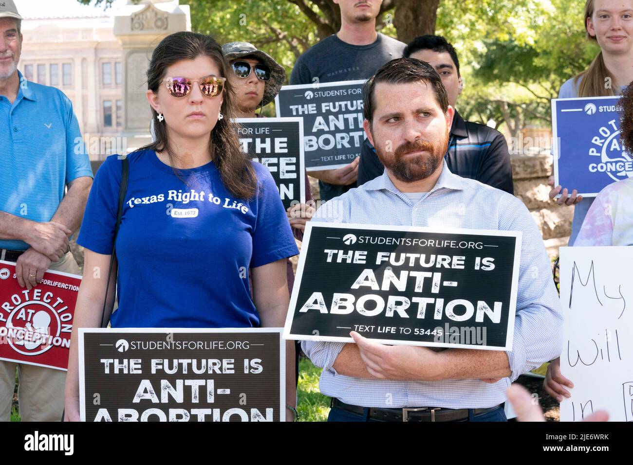 Austin Texas USA, 25 2022. Juni: Samantha Farnsworth aus Texas Right to Life und TRL-Direktor Dr. John Seago treffen sich mit einem Dutzend Mitgliedern von Pro-Life-Gruppen im Texas Capitol, um die Entscheidung des Obersten Gerichtshofs der USA über die Aufhebung von Roe v. Wade und den Bundesschutz für Abtreibungen zu feiern. Kredit: Bob Daemmrich/Alamy Live Nachrichten Stockfoto