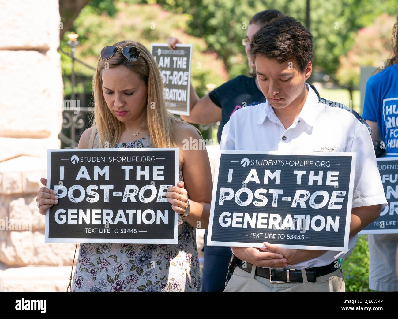 Austin Texas USA, 25 2022. Juni: Rebecca Parma und Jerry Sharp III von Austin beten mit einem Dutzend Mitgliedern von Pro-Life-Gruppen, die sich im Texas Capitol versammeln, um die Entscheidung des Obersten Gerichtshofs der USA über die Aufhebung von Roe v. Wade und den Schutz des Bundes für Abtreibungen zu feiern. Kredit: Bob Daemmrich/Alamy Live Nachrichten Stockfoto
