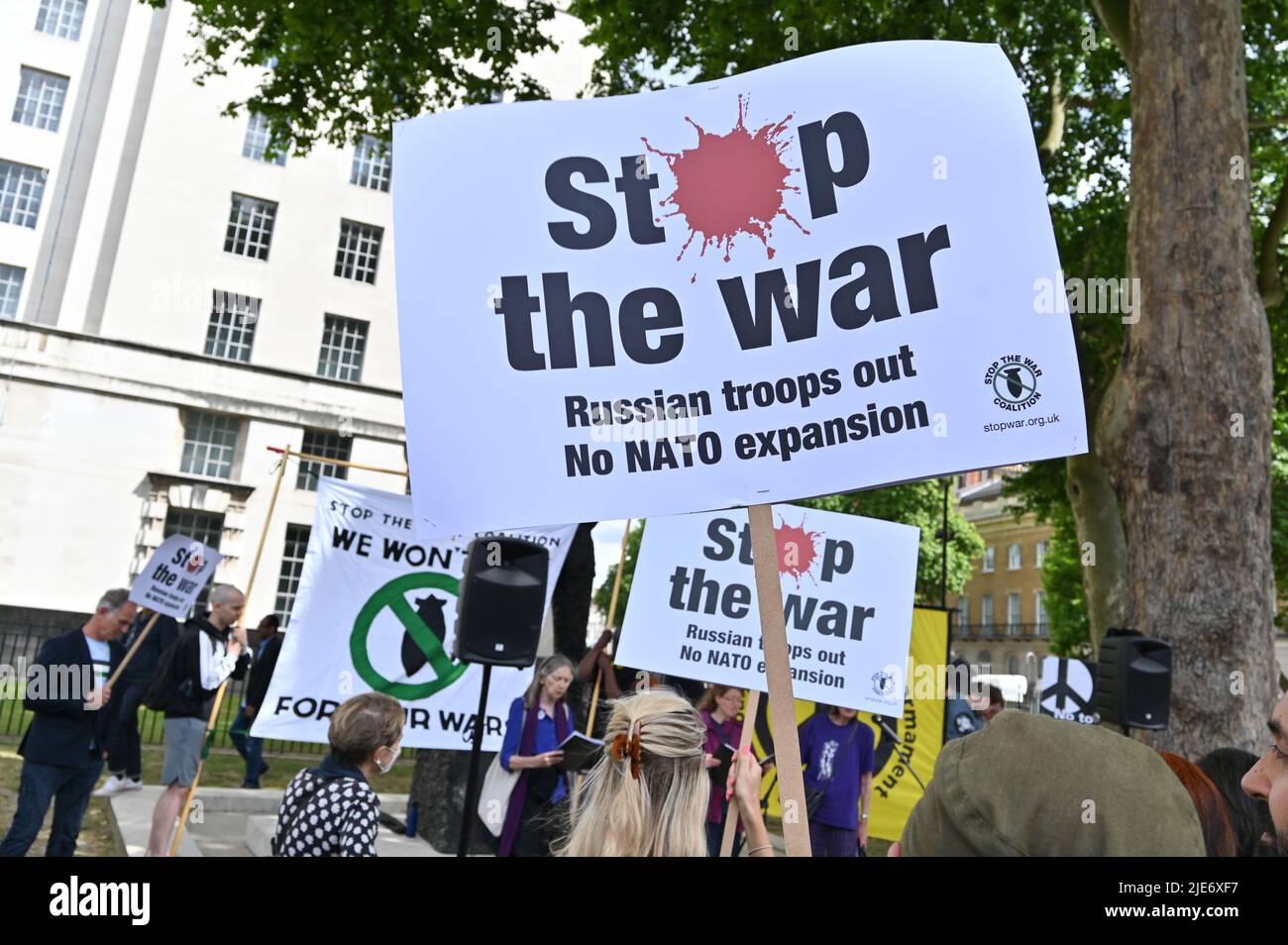 London, Großbritannien. 25.. Juni 2022. Anti-NATO-Protest, Stoppt die Kriegskoalition gegen die NATO-Erweiterung und fordert russische Truppen zum Protest gegen einen Stellvertreterkrieg zwischen Russland und der NATO auf, und es ist das ukrainische Volk, das unter den Folgen leiden wird Ruf nach Frieden und Deeskalation in der Ukraine, gegenüber Downing Street, London, Großbritannien. - 25. Juni 2022. Quelle: Siehe Li/Picture Capital/Alamy Live News Stockfoto