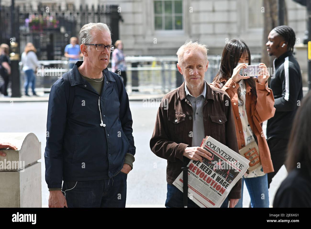London, Großbritannien. 25.. Juni 2022. Chris Nineham von der Stop the war Coalition beim Anti-NATO-Protest, gegenüber der Downing Street, London, Großbritannien. - 25. Juni 2022. Quelle: Siehe Li/Picture Capital/Alamy Live News Stockfoto