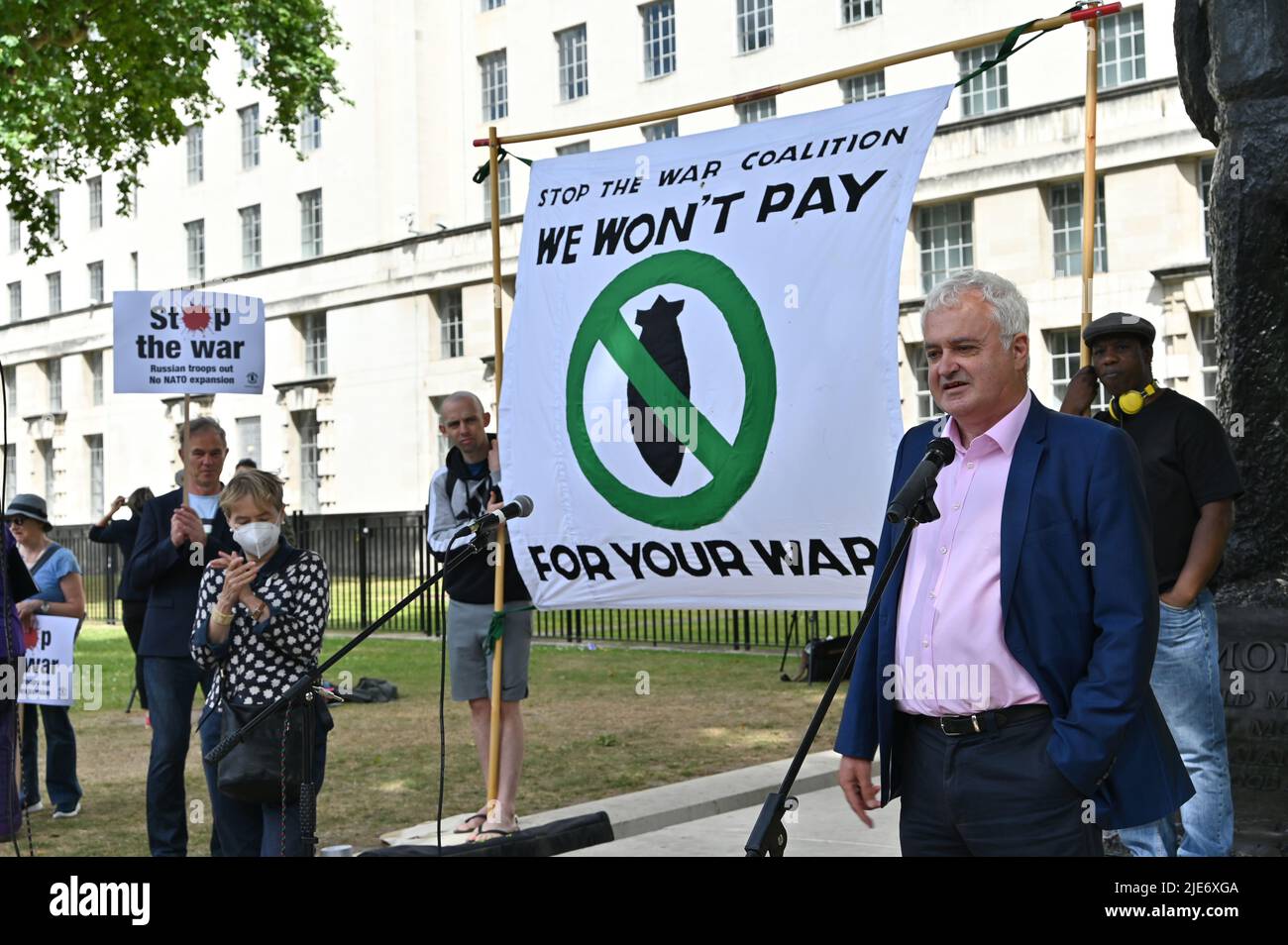 London, Großbritannien. 25.. Juni 2022. Sprecher Andrew Murray beim Anti-NATO-Protest, Stoppt die Kriegskoalition gegen die NATO-Erweiterung und fordert russische Truppen zum Protest gegen einen Stellvertreterkrieg zwischen Russland und der NATO auf, und es ist das ukrainische Volk, das unter den Folgen leiden wird Ruf nach Frieden und Deeskalation in der Ukraine, gegenüber Downing Street, London, VEREINIGTES KÖNIGREICH. - 25. Juni 2022. Quelle: Siehe Li/Picture Capital/Alamy Live News Stockfoto