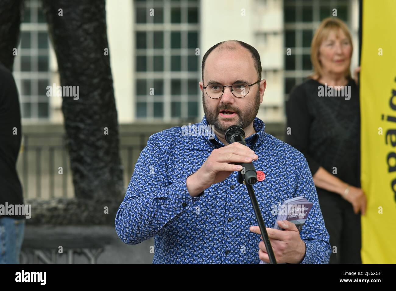 London, Großbritannien. 25.. Juni 2022. Anti-NATO-Protest, Stoppt die Kriegskoalition gegen die NATO-Erweiterung und fordert russische Truppen zum Protest gegen einen Stellvertreterkrieg zwischen Russland und der NATO auf, und es ist das ukrainische Volk, das unter den Folgen leiden wird Ruf nach Frieden und Deeskalation in der Ukraine, gegenüber Downing Street, London, Großbritannien. - 25. Juni 2022. Quelle: Siehe Li/Picture Capital/Alamy Live News Stockfoto