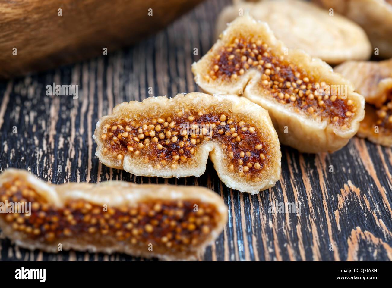 Getrocknete Feigenfrüchte auf dem Tisch, leckere orientalische Süßigkeiten von reifen Feigen, die im Sonnenlicht getrocknet sind Stockfoto