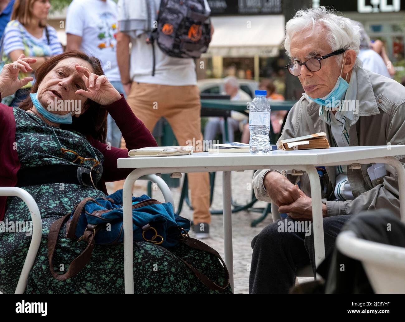 Ein älteres Paar, das sich im Lissabonner Park entspannt Stockfoto