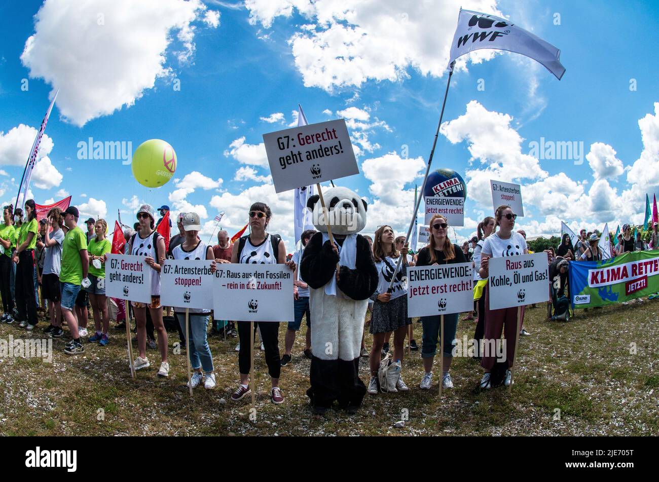25. Juni 2022, München, Bayern, Deutschland: Demonstranten des World Wildlife Fund for Nature in München. Sieben Jahre nach dem letzten Gipfel von Schloss Elmau G7 (Gruppe der Sieben) findet das jüngste Treffen statt, um Themen wie Erholung von der Coronavirus-Krise, fairer und freier Handel, Klimawandel, Geschlechtergleichstellung und Biodiversität zu diskutieren. Wie im Jahr 2015 wurde die Rate von 2022 von großen Protesten in Garmisch sowie in München, Deutschland, getroffen. Die Gesamtkosten für den deutschen Steuerzahler für den Gipfel liegen bei über 170 Millionen Euro, allein für die Polizei bei rund 140 Millionen Euro. (Bild: © Sac Stockfoto