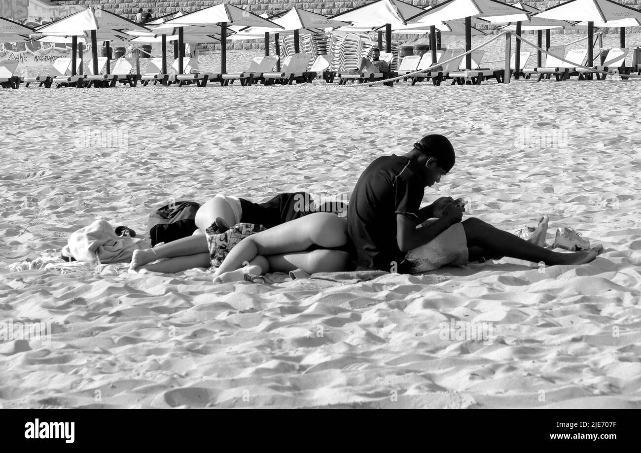 Junge Leute, die sich am Strand in Portugal entspannen Stockfoto
