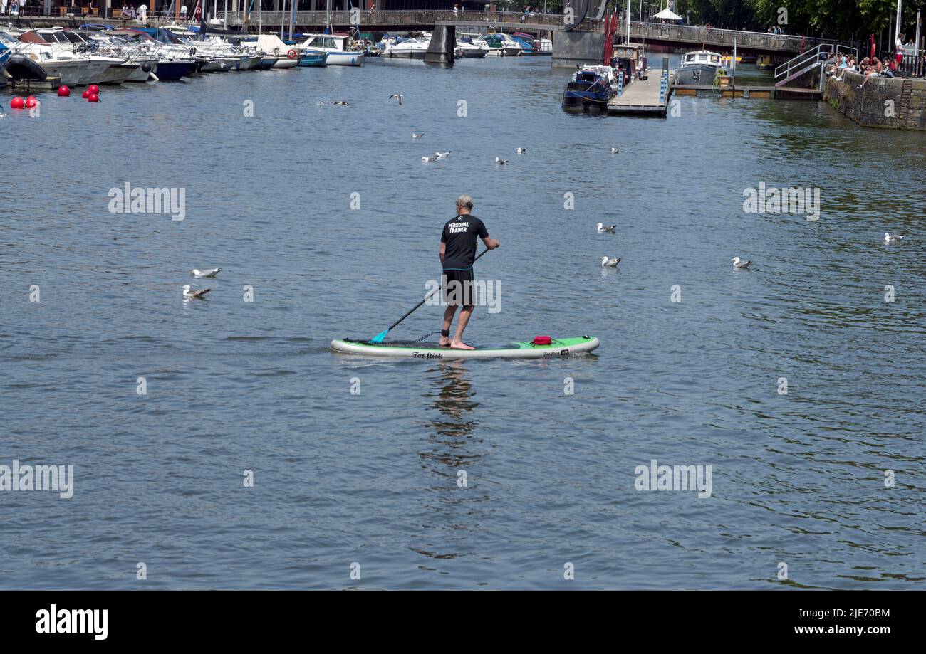 Stand Up Paddle Boarder, Bristol Dock, Sommer 2022, Personal Trainer, Szenen im Stadtzentrum von Bristol, Sommer 2022 Stockfoto
