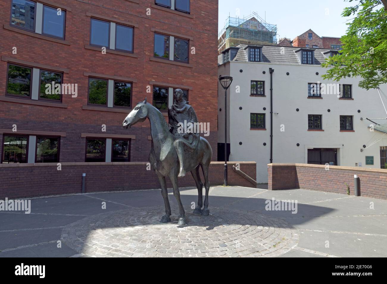 Getarnter Reiter von David Backhouse. (1984) Mann auf Pferd, lebensgroße Bronzestatue, Bristol City Centre, im Sommer 2022 Stockfoto