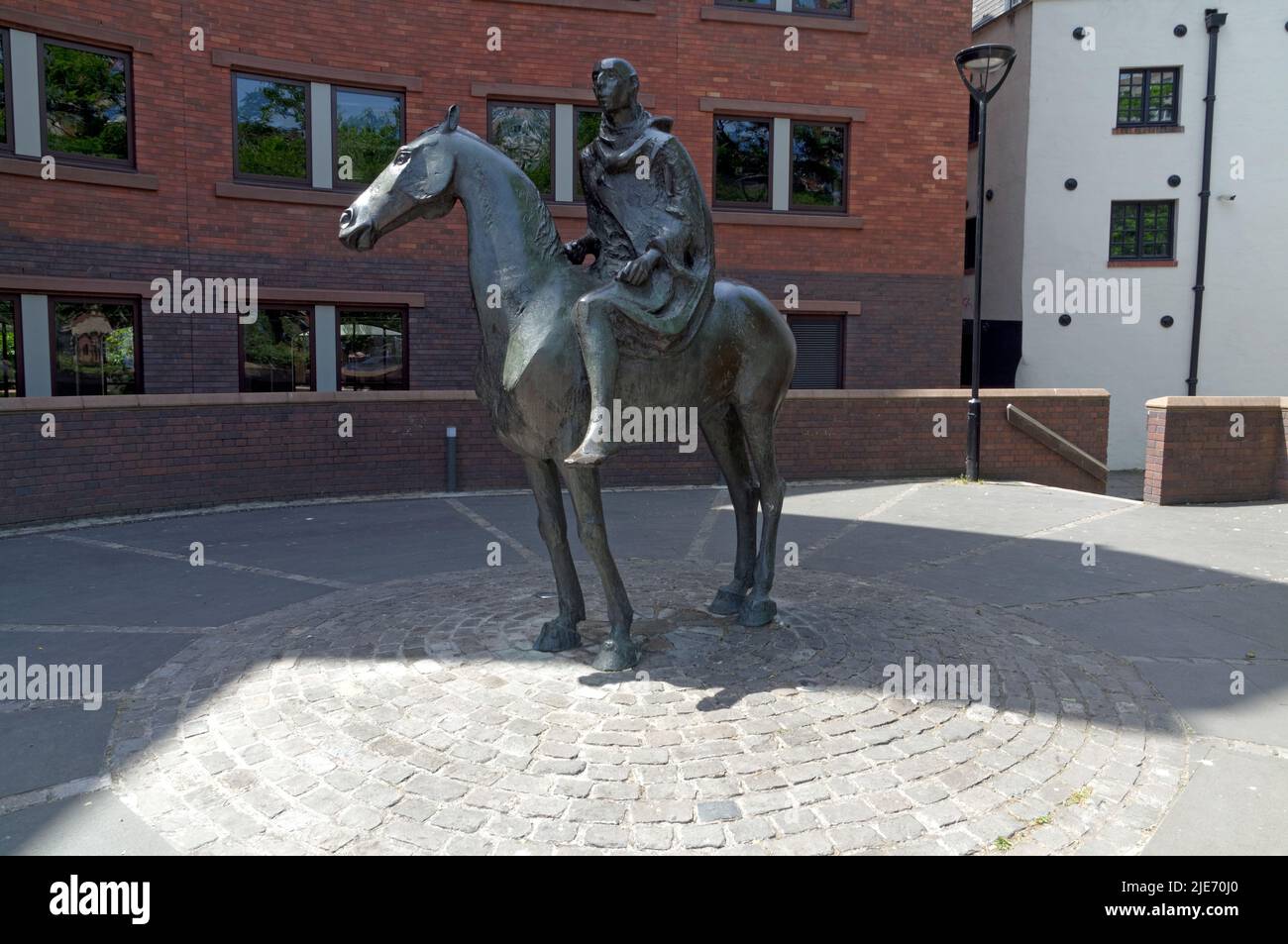 Getarnter Reiter von David Backhouse. (1984) Mann auf Pferd, lebensgroße Bronzestatue, Bristol City Centre, im Sommer 2022 Stockfoto