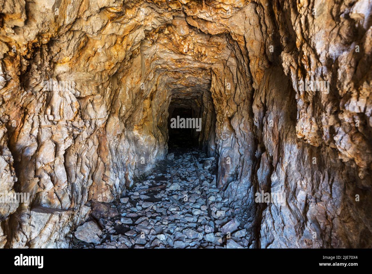 Blick in die verlassene Goldmine in der Nähe von Mammoth Lakes in den Sierra Nevada Mountains in Kalifornien. Stockfoto