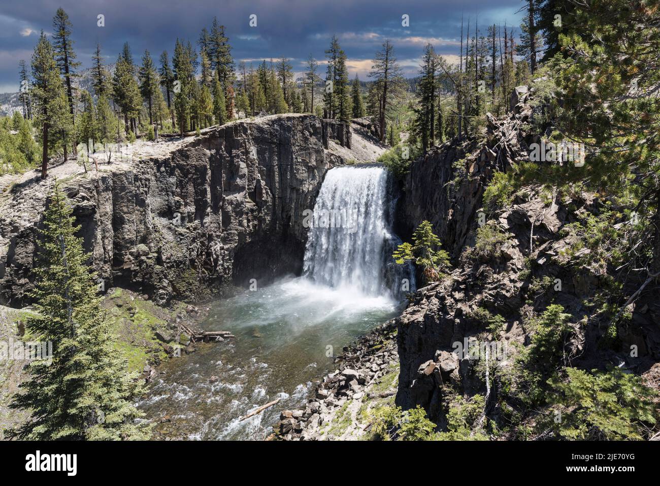 Blick auf die Rainbow Falls in der Nähe von Devils Postpile, Reds Meadow und Mammoth Lakes in den California Sierra Nevada Mountains. Stockfoto